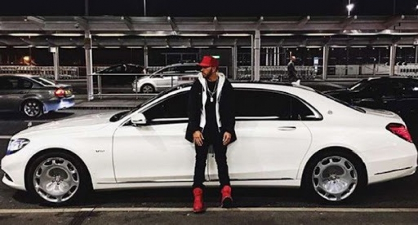 Cool guy on cool cars: una colección elegante de coches del corredor Lewis Hamilton