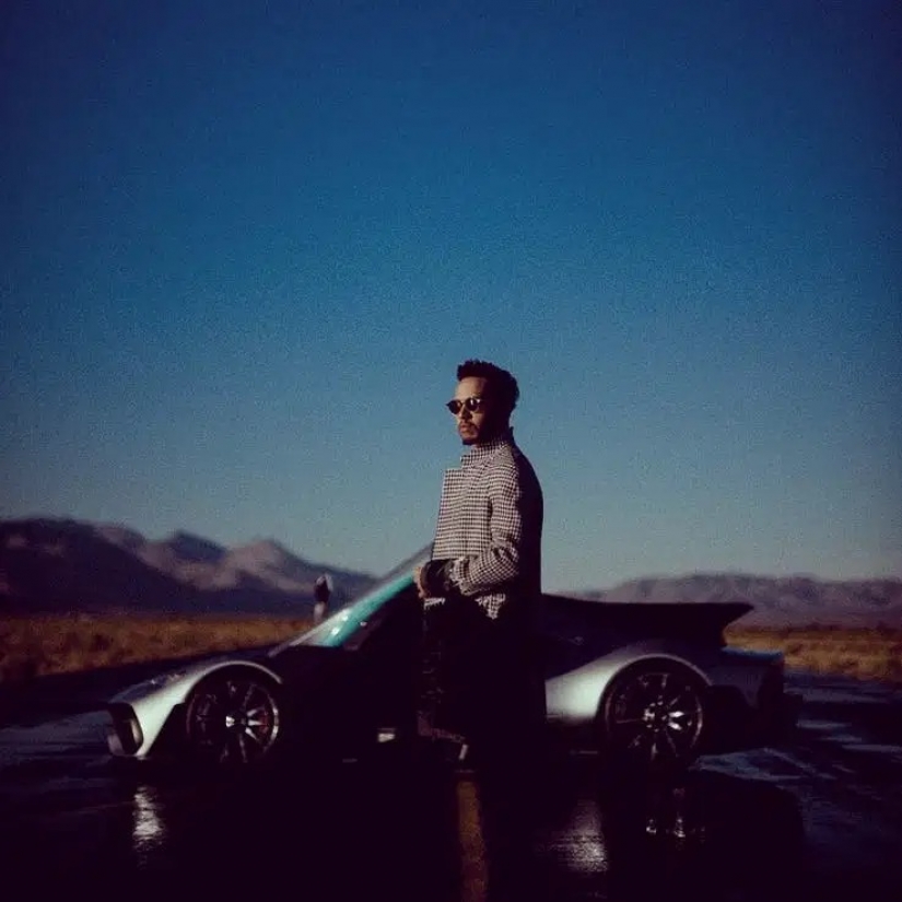 Cool guy on cool cars: una colección elegante de coches del corredor Lewis Hamilton