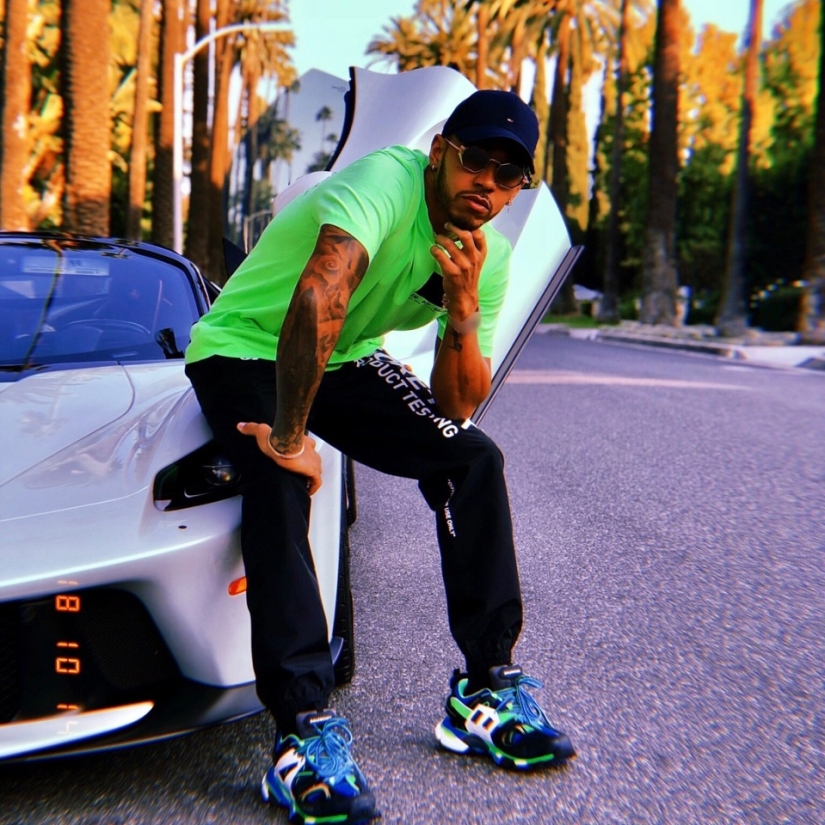 Cool guy on cool cars: una colección elegante de coches del corredor Lewis Hamilton