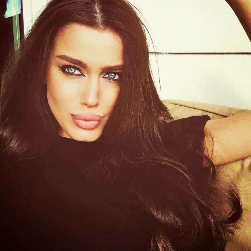 Copia de Irina Shayk y Angelina Jolie: la mirada al Este, instabuy