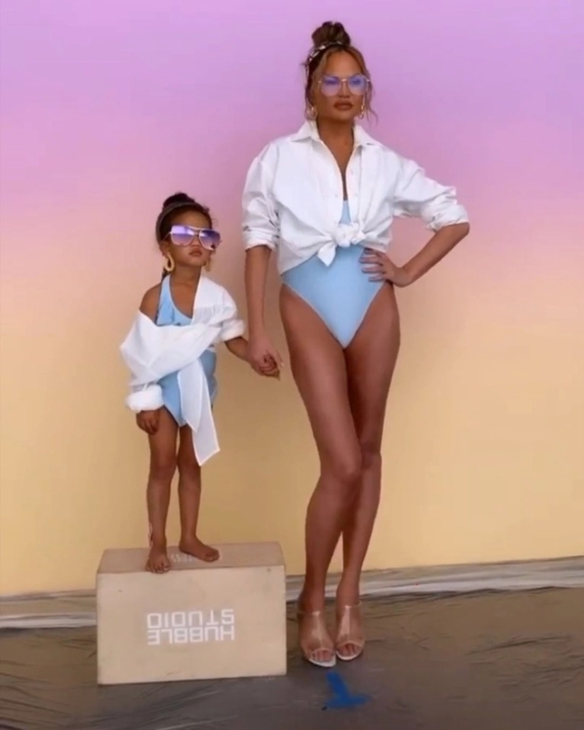 Copia de mamá: una nueva tendencia de moda-estrellas y sus hijas en trajes idénticos