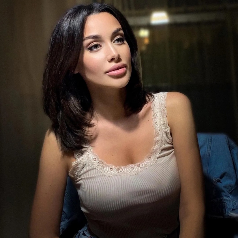 Copy of Irina Shayk and Angelina Jolie: the look East instabuy