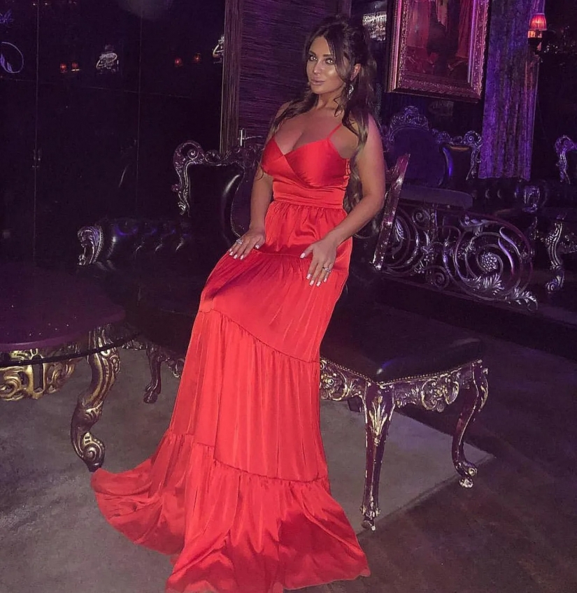 Copy of Irina Shayk and Angelina Jolie: the look East instabuy