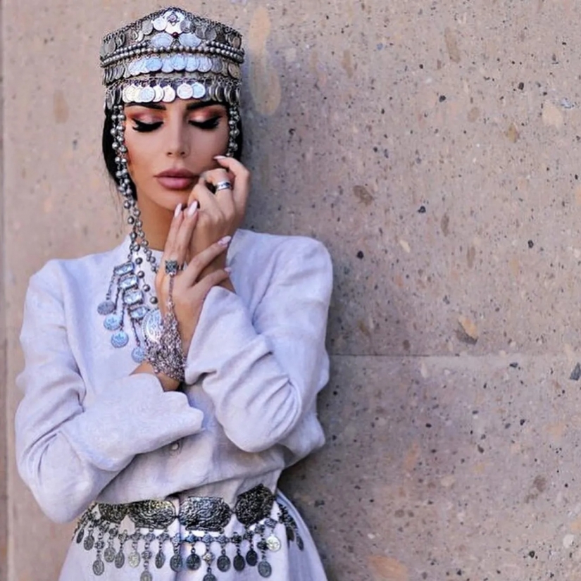 Copy of Irina Shayk and Angelina Jolie: the look East instabuy