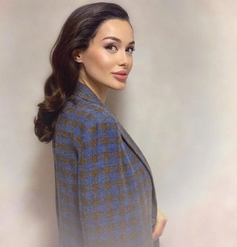 Copy of Irina Shayk and Angelina Jolie: the look East instabuy