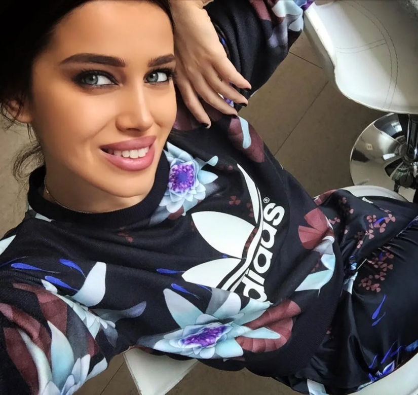 Copy of Irina Shayk and Angelina Jolie: the look East instabuy