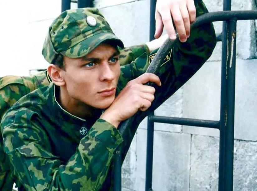 Coronel falso: Estrellas que "juegan a la guerra" pero no sirvieron en el ejército