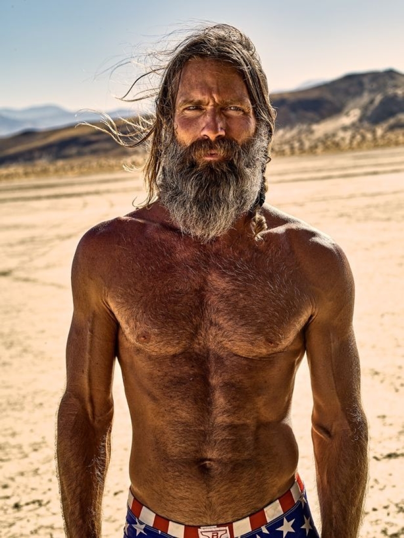 Cúrate a ti mismo! El ex maniquí Versace bebe orina para estar saludable