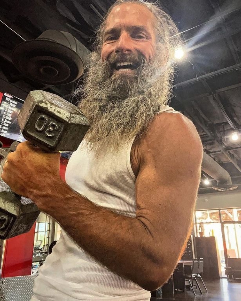 Cúrate a ti mismo! El ex maniquí Versace bebe orina para estar saludable