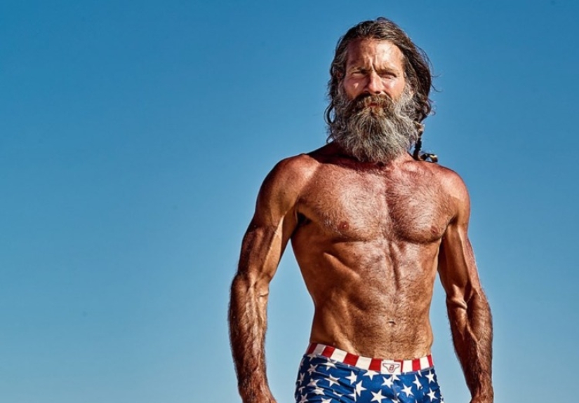 Cúrate a ti mismo! El ex maniquí Versace bebe orina para estar saludable