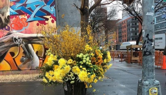 ¿Crimen o arte? Alguien está convirtiendo los botes de basura de la ciudad de Nueva York en floreros gigantes con flores. ¿Crimen o arte? Alguien está convirtiendo los botes de basura de la ciudad de Nueva York en floreros gigantes con flores.