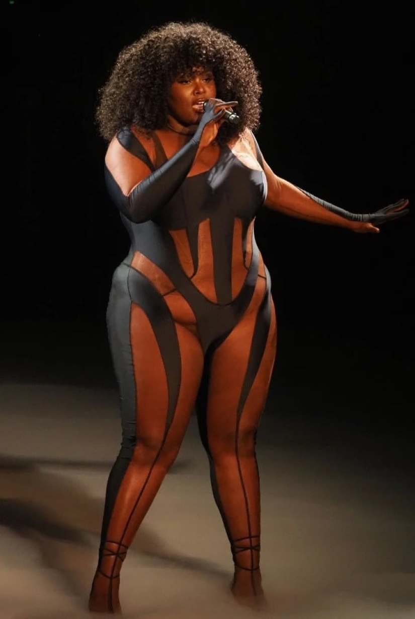 Cuidado, caliente: mono transparente con inserciones para las fashionistas más atrevidas