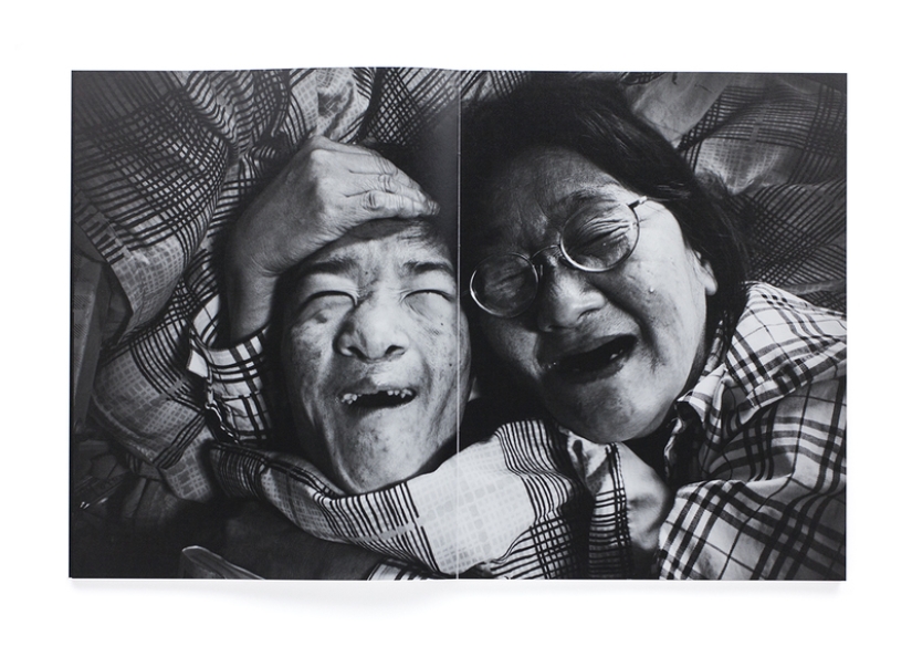 De cerca, yes in love: el fotógrafo filmó la vida de su numerosa familia en un apartamento de una habitación