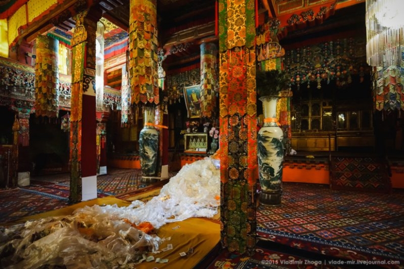 "¿De dónde son los palacios? ¡Meditado!": la vida y la abnegación de los Dalai Lamas