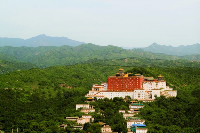 "¿De dónde son los palacios? ¡Meditado!": la vida y la abnegación de los Dalai Lamas