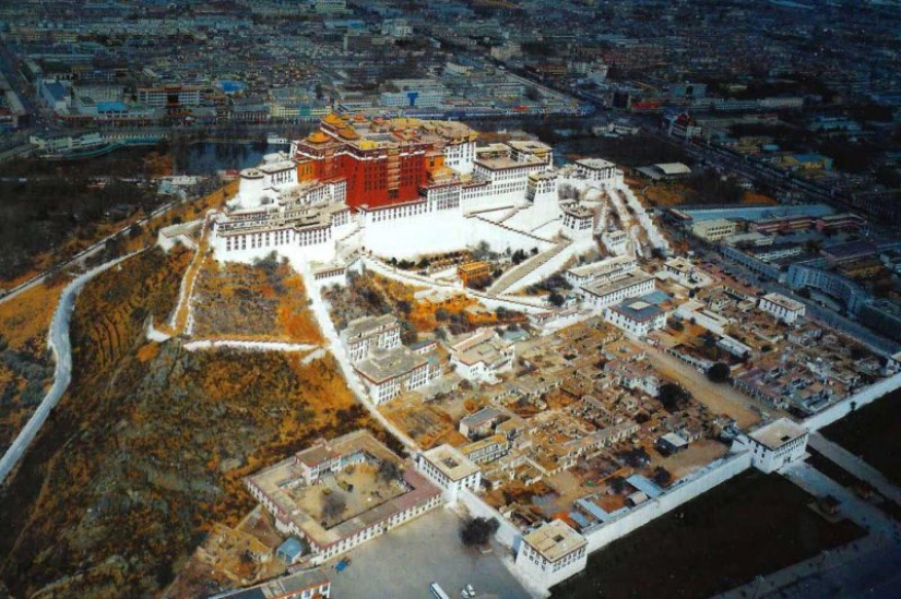 "¿De dónde son los palacios? ¡Meditado!": la vida y la abnegación de los Dalai Lamas