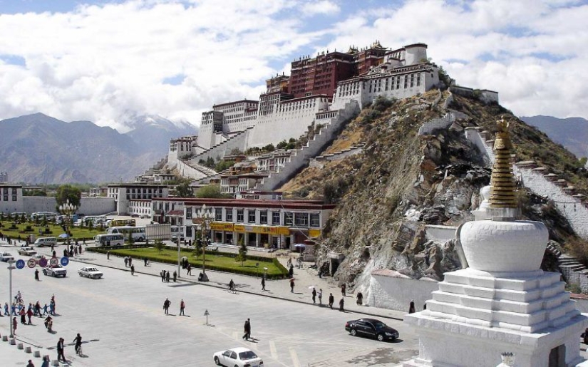 "¿De dónde son los palacios? ¡Meditado!": la vida y la abnegación de los Dalai Lamas