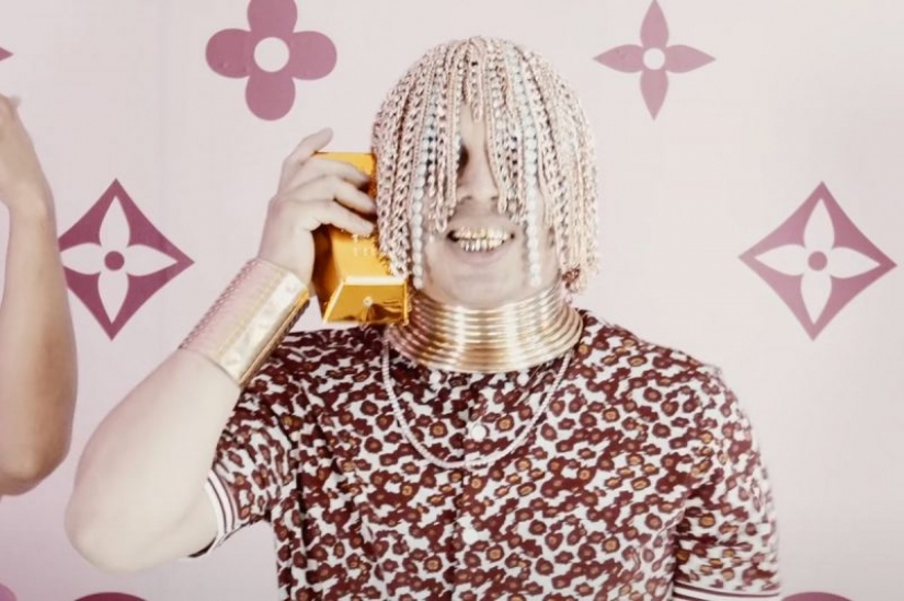 "De una manera rica" : el rapero de los EE.UU. puso a los competidores detrás de su cinturón, reemplazando su cabello con cadenas de oro