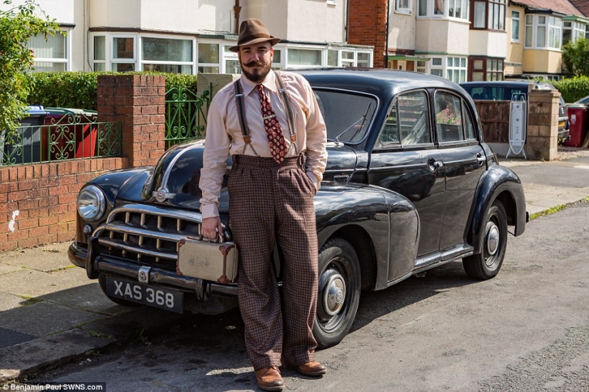 De vuelta al pasado: los Británicos habían transformado su casa en el estilo de la década de 1930-erótico