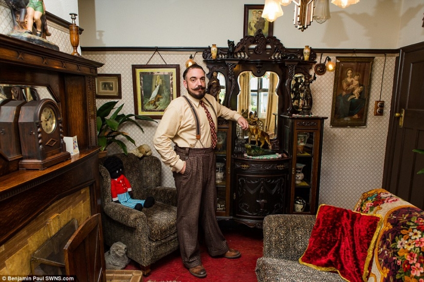 De vuelta al pasado: los Británicos habían transformado su casa en el estilo de la década de 1930-erótico