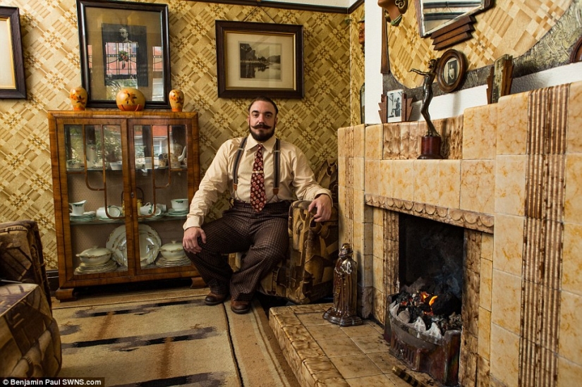 De vuelta al pasado: los Británicos habían transformado su casa en el estilo de la década de 1930-erótico