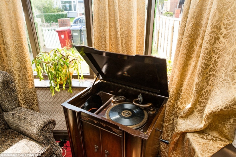 De vuelta al pasado: los Británicos habían transformado su casa en el estilo de la década de 1930-erótico