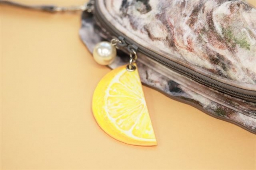 Delicadeza en el hombro: una firma japonesa ha creado un bolso en forma de ostra