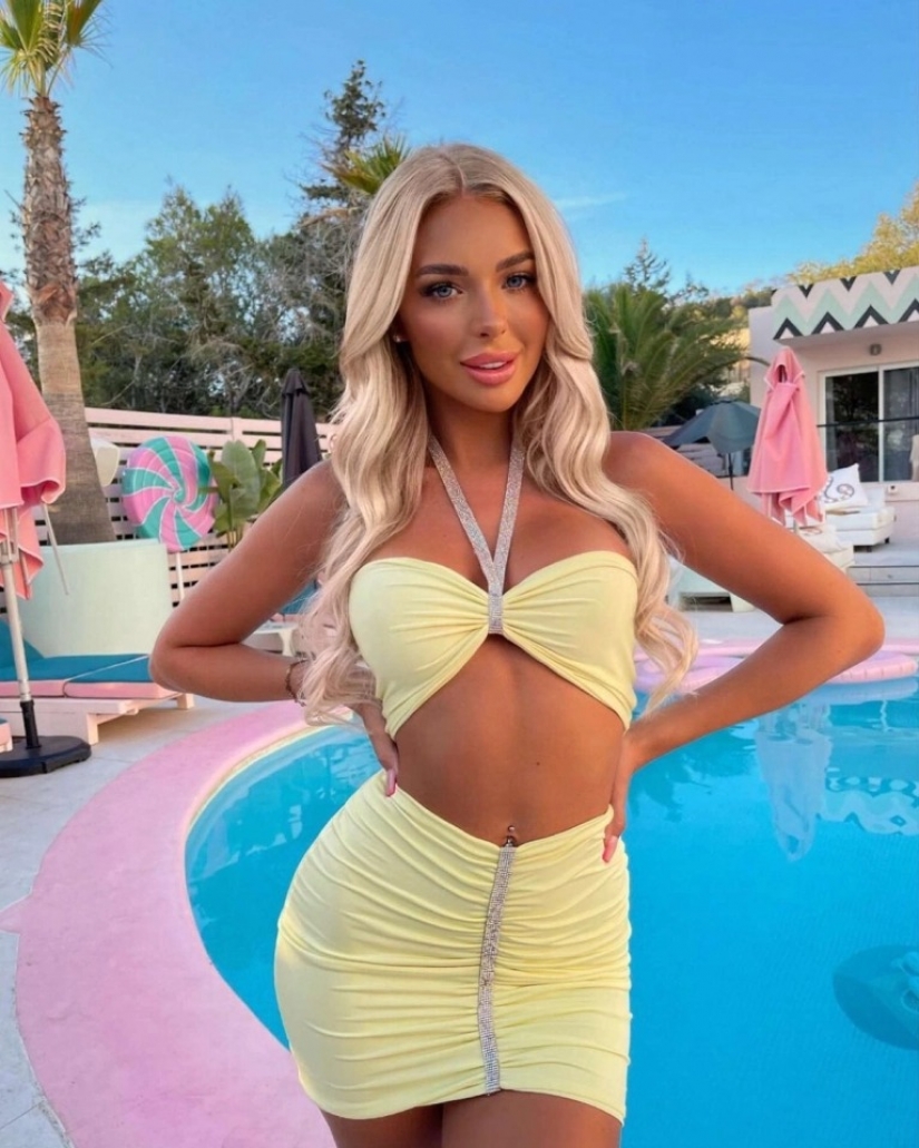 Despite the difference of 20 years, mother and daughter look like sisters