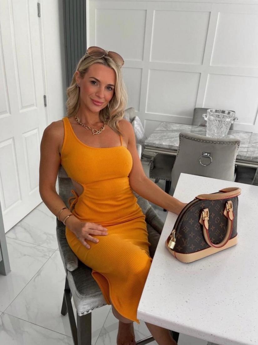 Despite the difference of 20 years, mother and daughter look like sisters