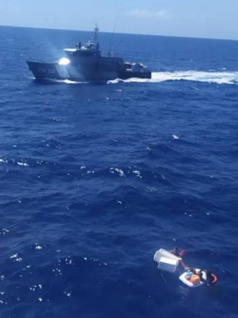 Después del accidente de un barco en el mar abierto, la madre amamantó a los niños, y murió de deshidratación