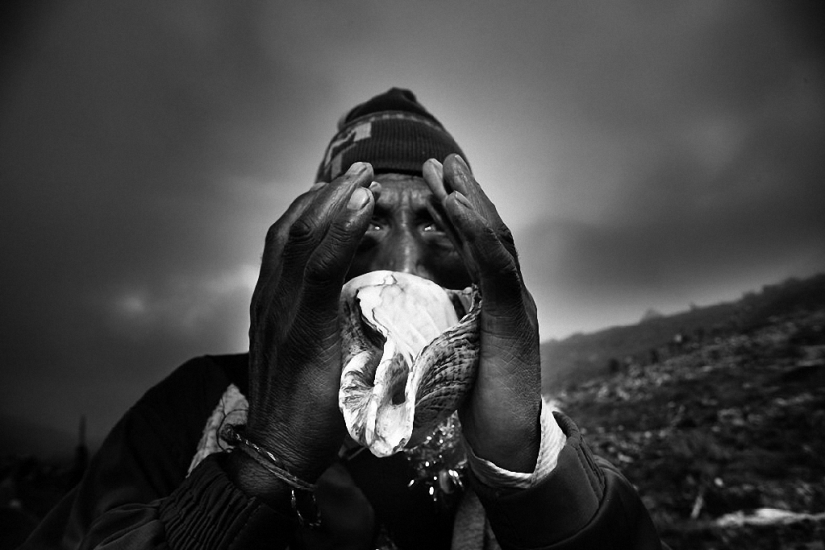 Difficult pilgrimage in the Himalayas