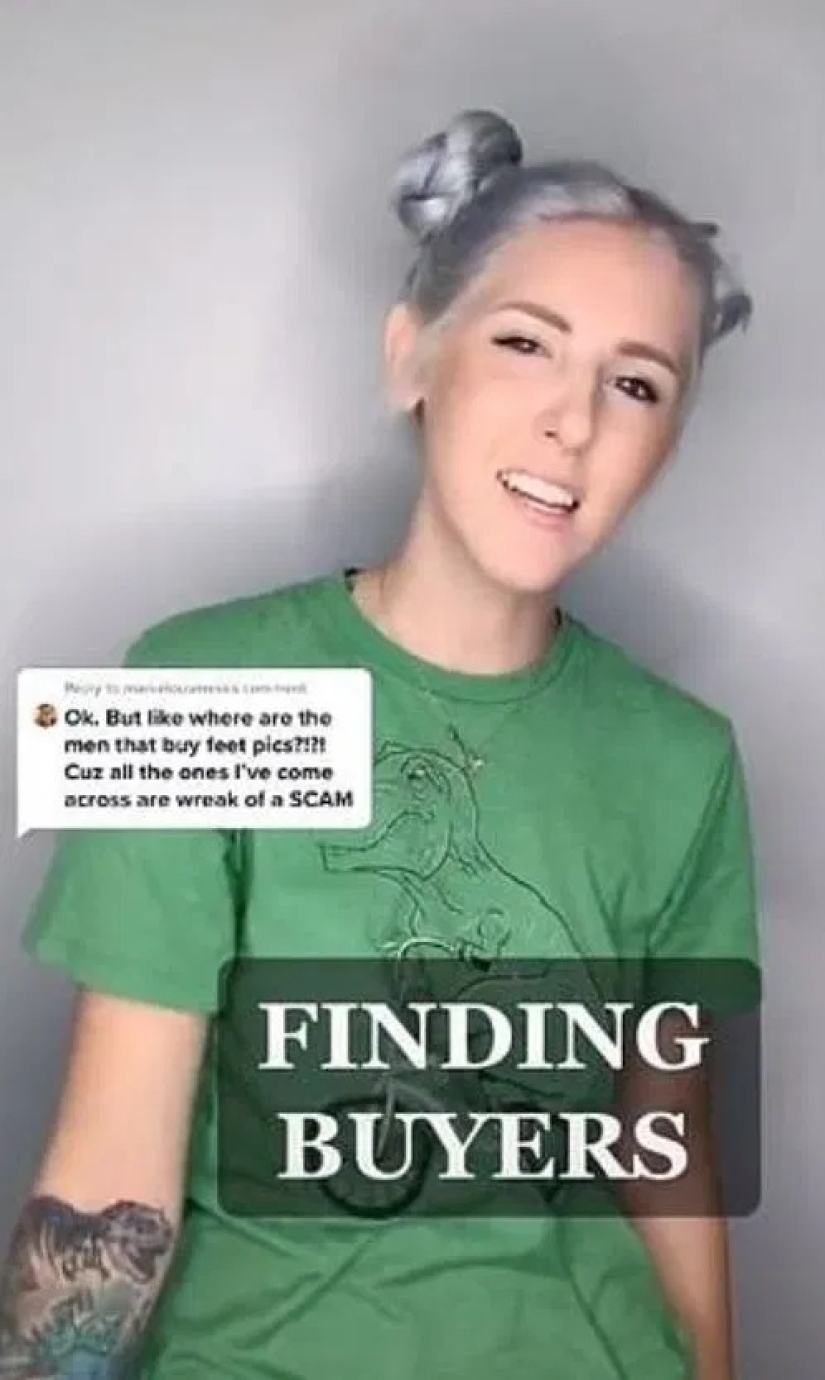 Dinero bajo los pies: una azafata recibe sumas ordenadas y regalos para fotos de pies