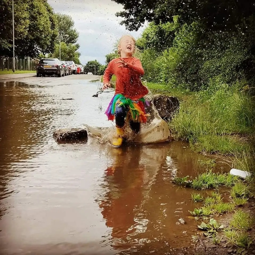 Dirty parenting: Mother lets daughter wallow in puddles for self-expression