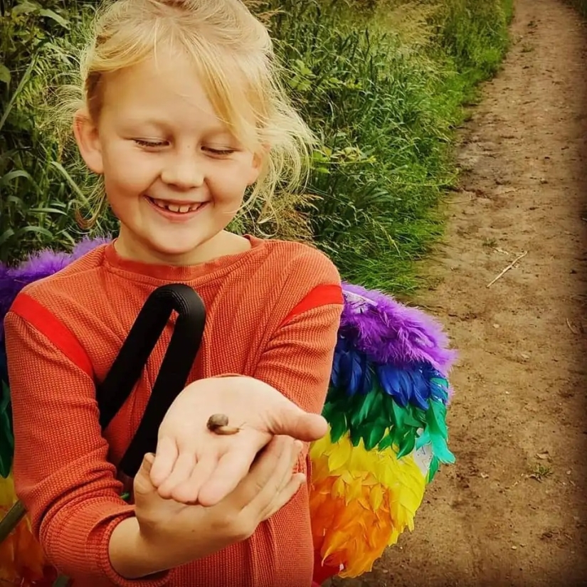 Dirty parenting: Mother lets daughter wallow in puddles for self-expression