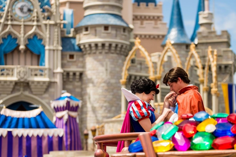 Disneyland es un mundo mágico donde los adultos se convierten en niños