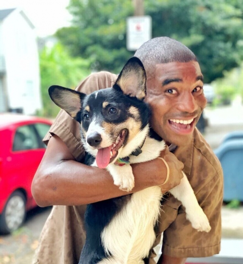 Divertido courier fotografiado con cada perro que cumple Divertido courier fotografiado con cada perro que cumple