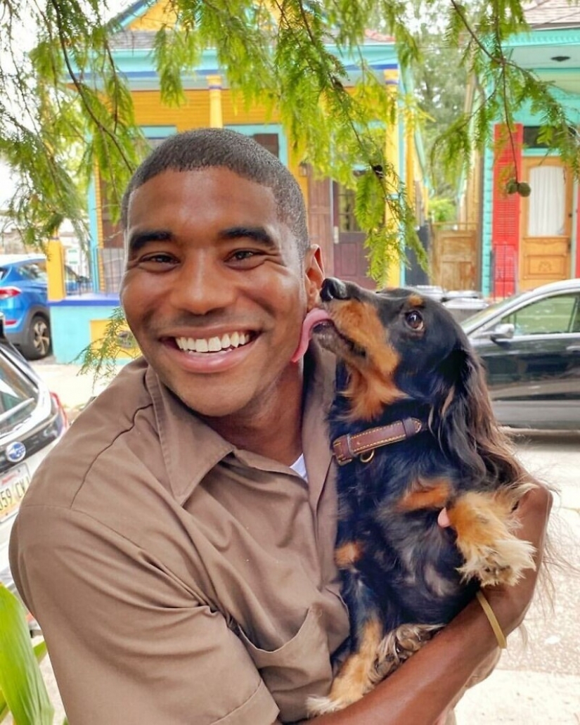 Divertido courier fotografiado con cada perro que cumple Divertido courier fotografiado con cada perro que cumple