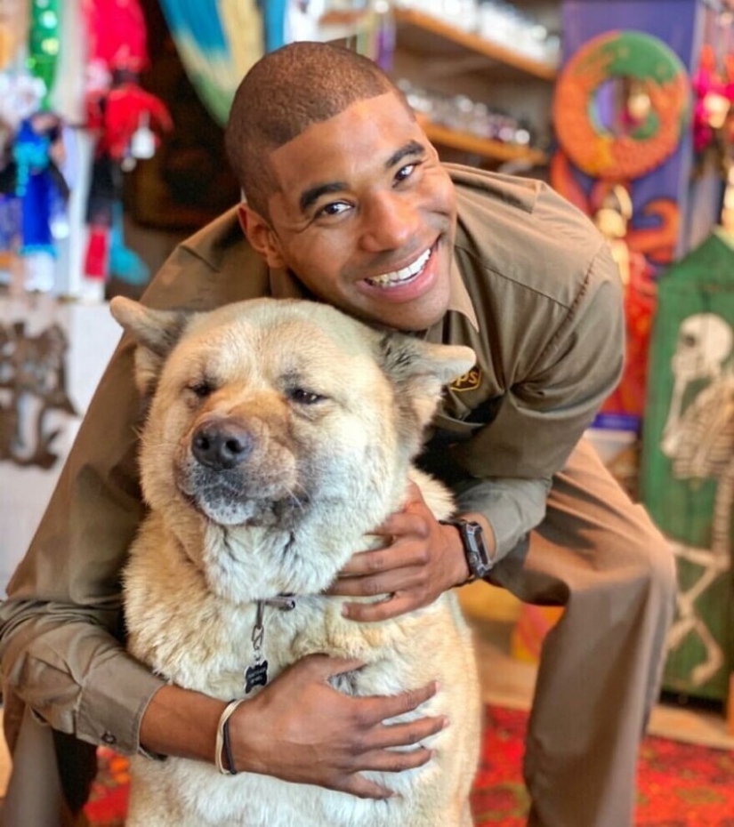 Divertido courier fotografiado con cada perro que cumple Divertido courier fotografiado con cada perro que cumple