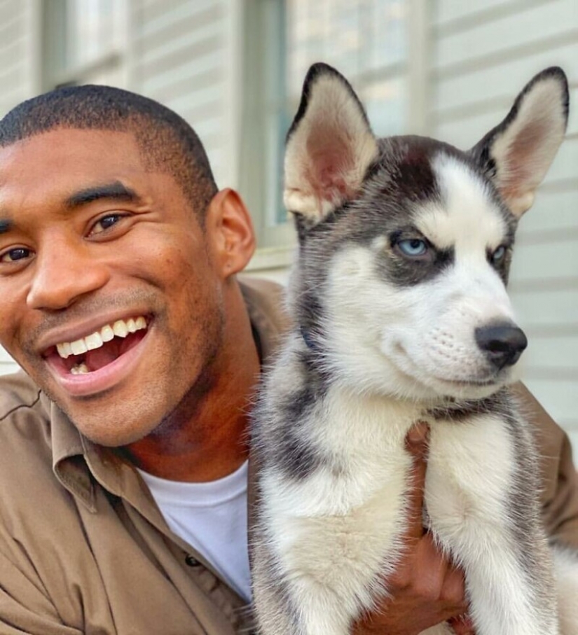 Divertido courier fotografiado con cada perro que cumple Divertido courier fotografiado con cada perro que cumple