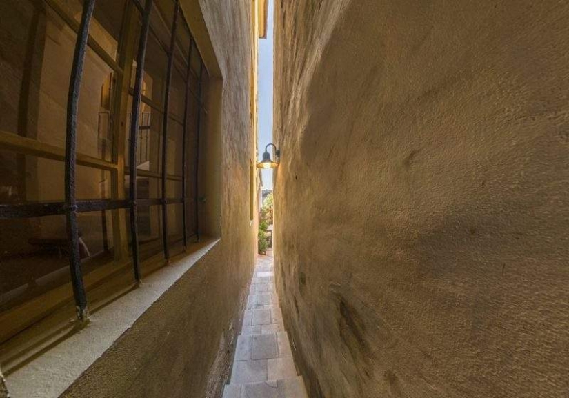 Dos no se perderán el uno al otro: la calle más estrecha de Praga, equipada con un semáforo Dos no se perderán el uno al otro: la calle más estrecha de Praga, equipada con un semáforo