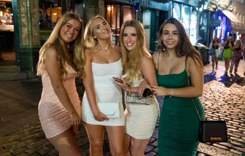 Drunken finale: British graduates celebrated the end of exams at noisy parties