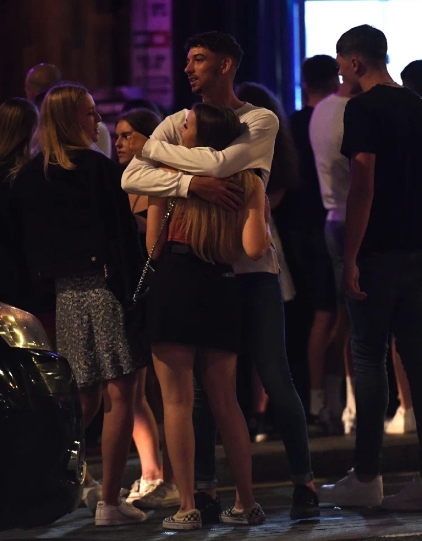 Drunken finale: British graduates celebrated the end of exams at noisy parties Drunken finale: British graduates celebrated the end of exams at noisy parties