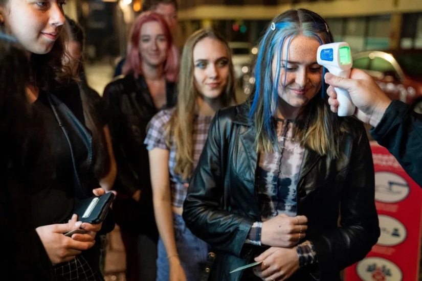 Drunken finale: British graduates celebrated the end of exams at noisy parties Drunken finale: British graduates celebrated the end of exams at noisy parties