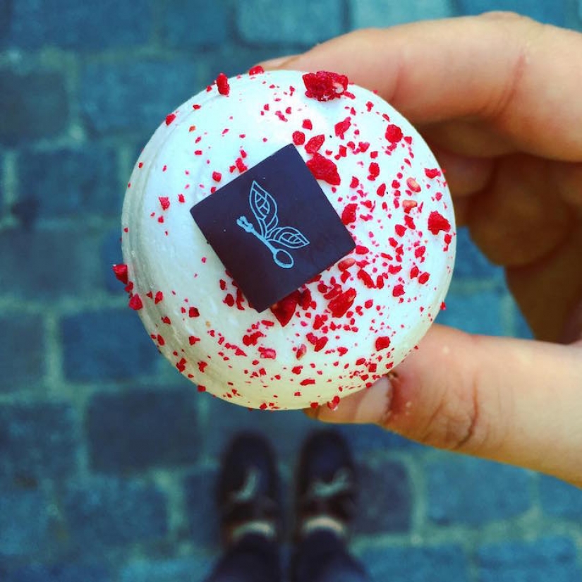 Eclair as art: desserts and shoes on Tal Spiegel's Instagram