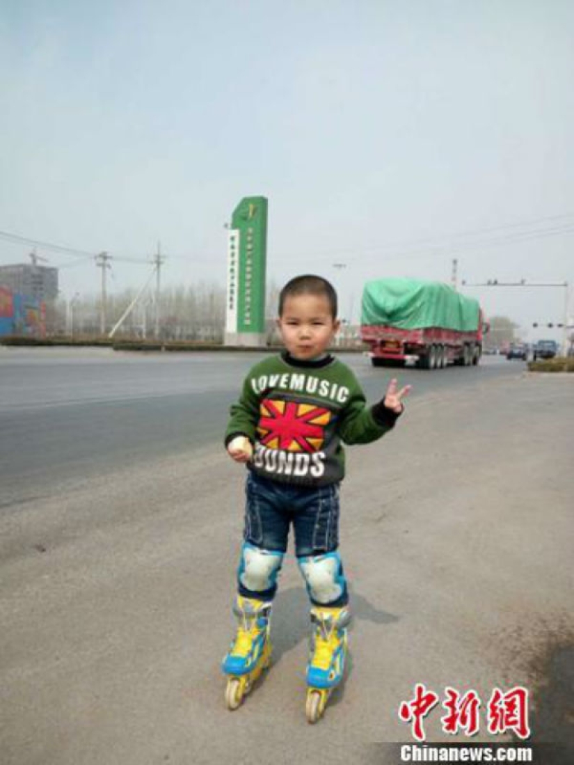 Education in Chinese: a 4-year-old boy traveled more than 500 kilometers on roller skates