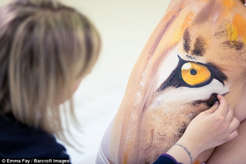 El artista convierte cuerpos desnudos en ilusiones ópticas con animales salvajes