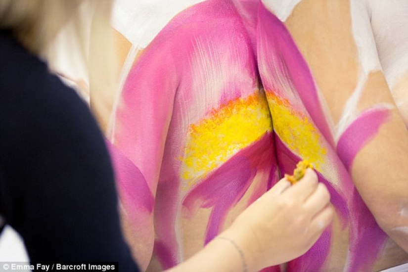 El artista convierte cuerpos desnudos en ilusiones ópticas con animales salvajes