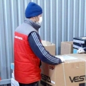 El bloguero ucraniano fue enviado a través del país en un paquete. En el camino, durmió y filmó videos