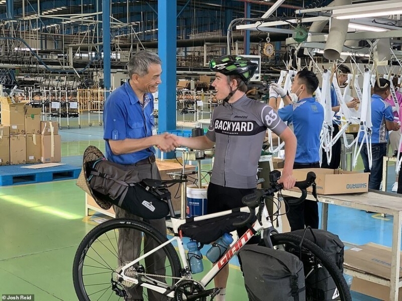 El Británico compró la bicicleta en China, y viajó 15 mil millas a Inglaterra