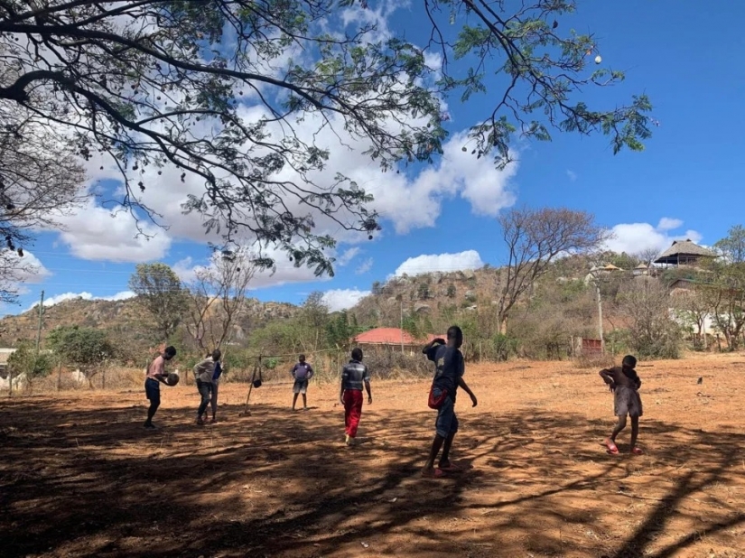 El corazón de la madre: cómo una mujer británica de 26 años adoptó a 14 huérfanos africanos